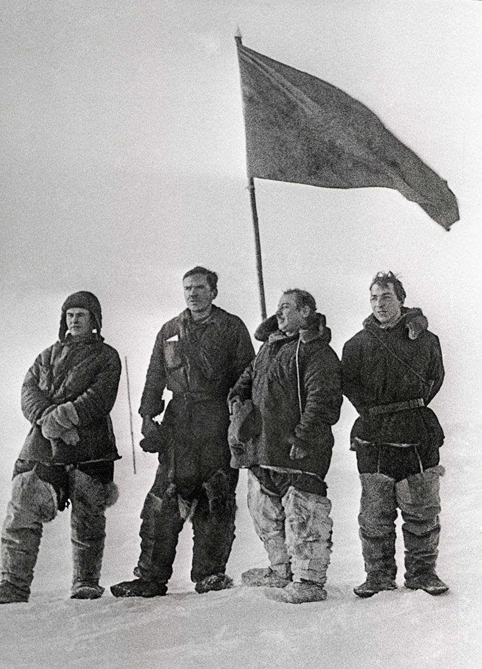 Участники первой в мире дрейфующей экспедиции «Северный полюс-1»